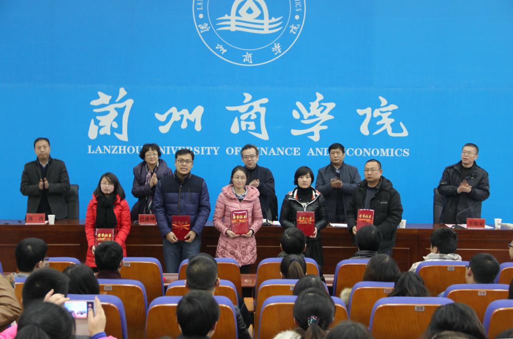 与会领导为受表彰学员颁发天博平台app下载中心的荣誉证书